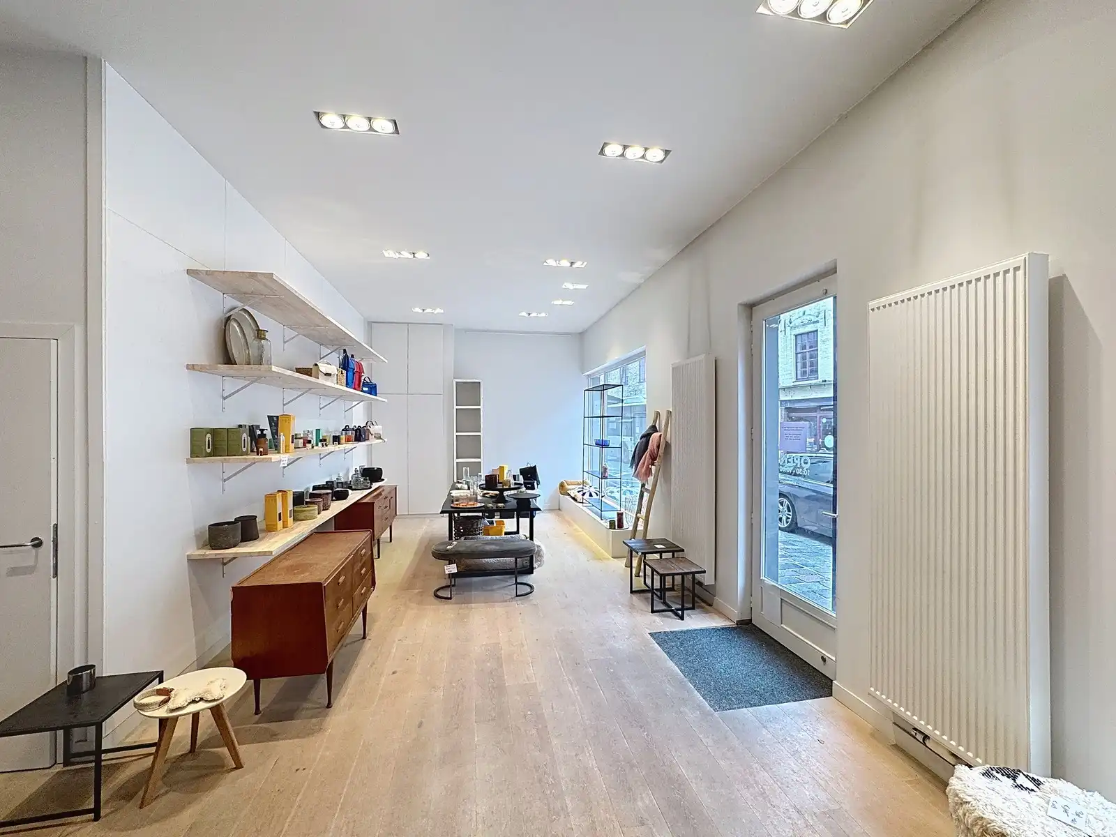 Instapklare & lichtrijke HANDELSRUIMTE (bj 2012) met voorgevelbreedte van 10m in het historisch centrum van Brugge. Grote visibiliteit!!! foto 3