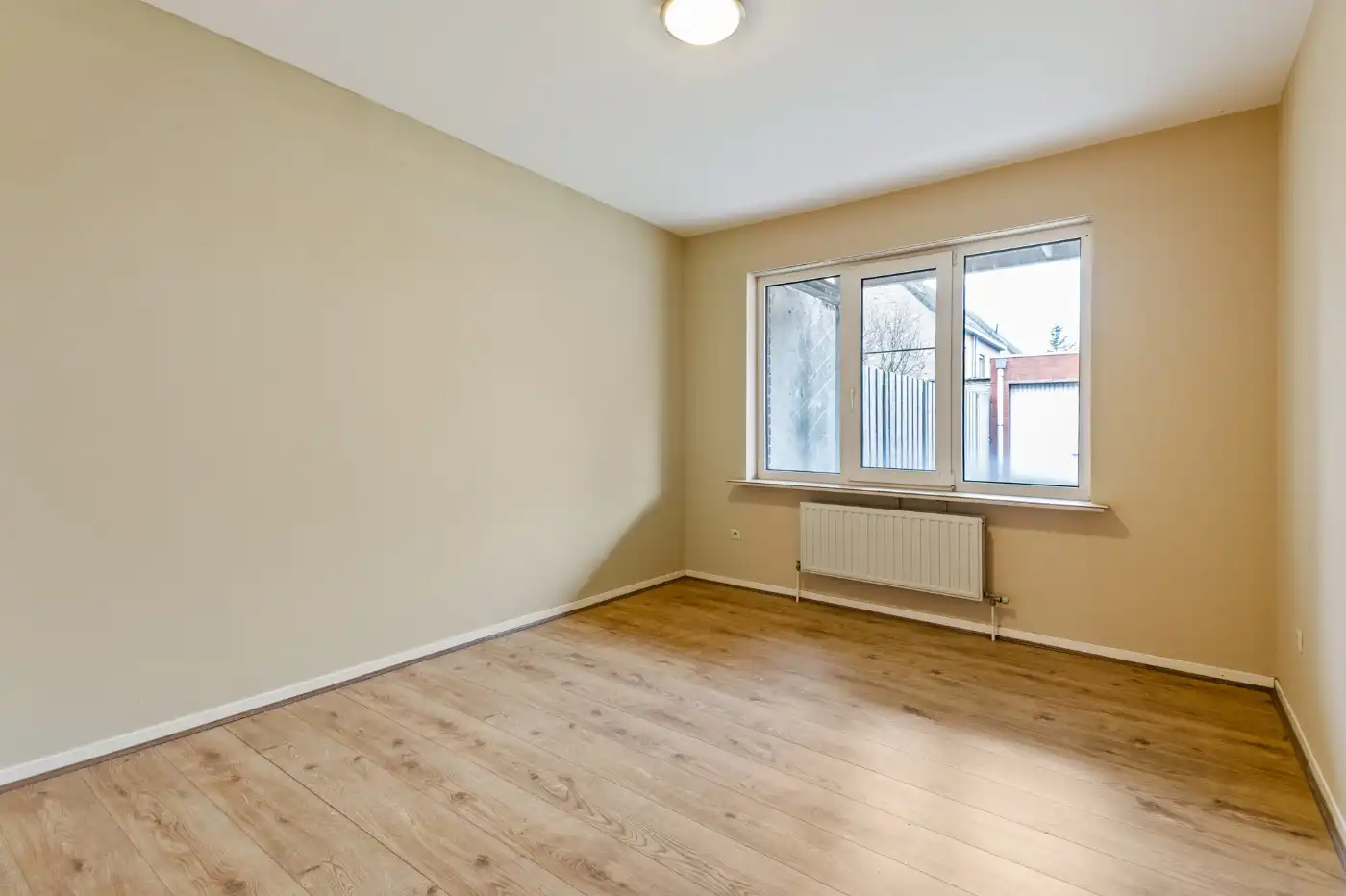 Tof, gelijkvloers, 2 slpk.-appt met privatief tuintje en ruime garagebox + staanplaats foto 11