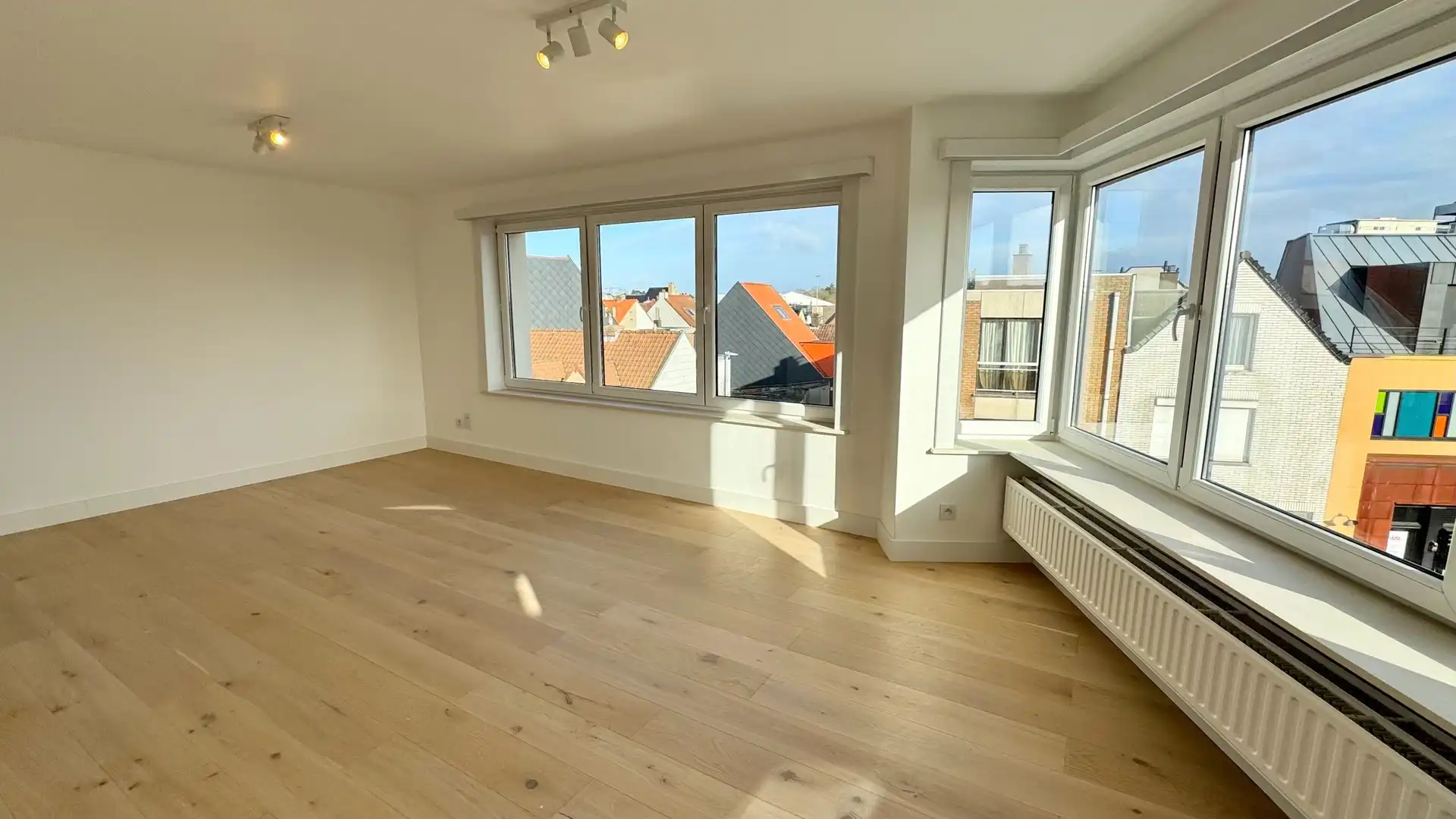 Gerenoveerd hoekappartement met 2 volwaardige slaapkamers, vlakbij het centrum van Knokke. foto 2