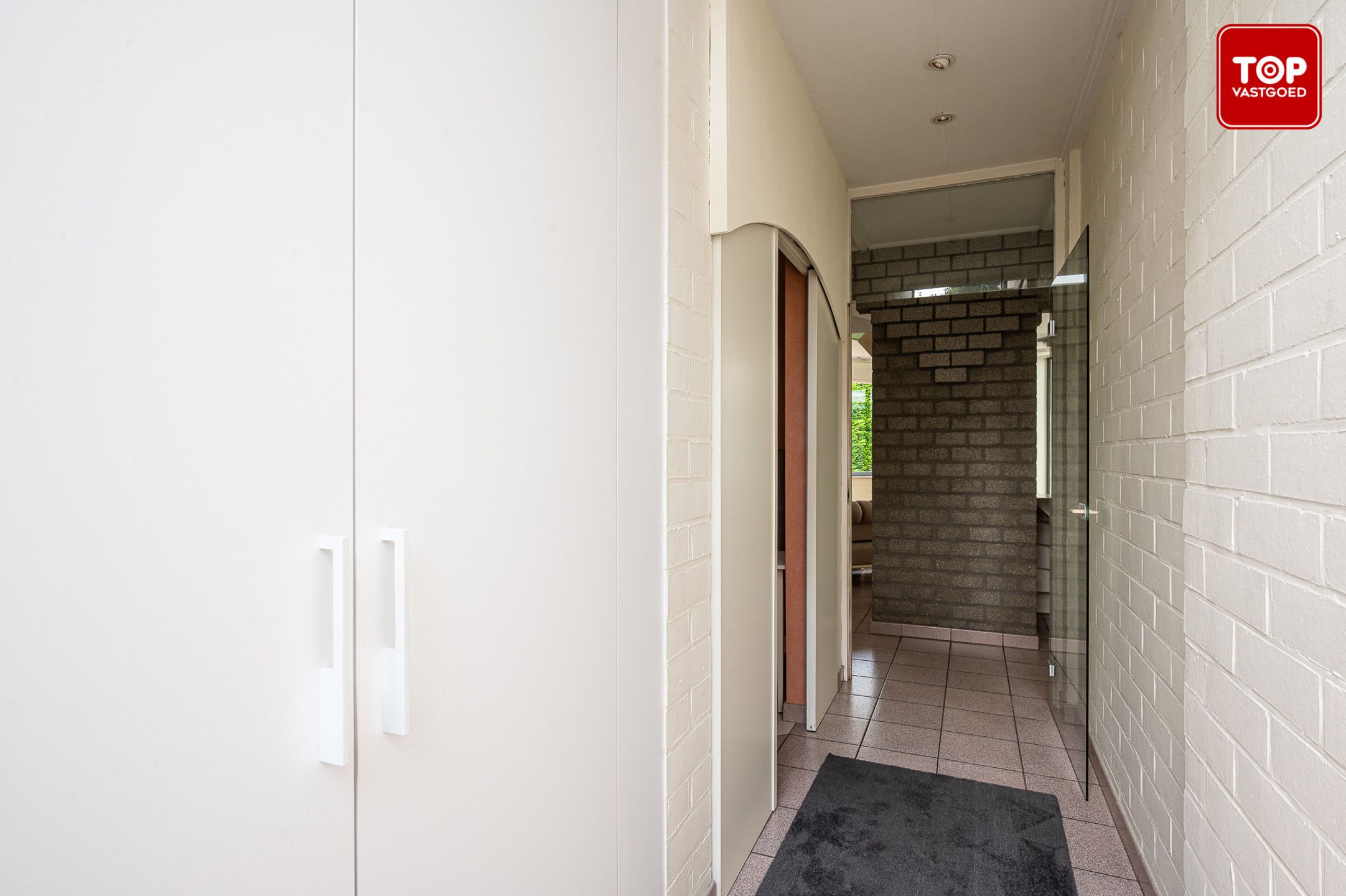 Open bebouwing een perceel van 690m² met mooie tuin en garage.  foto 4