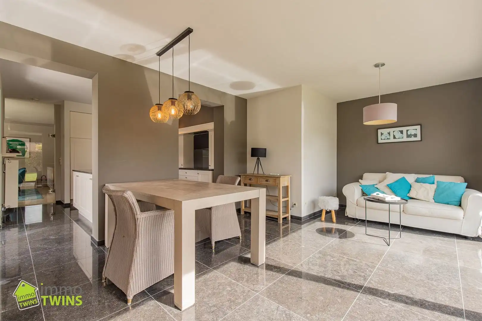 Prachtige instapklare open bebouwing te huur met afgesloten tuin en dubbele garage foto 13