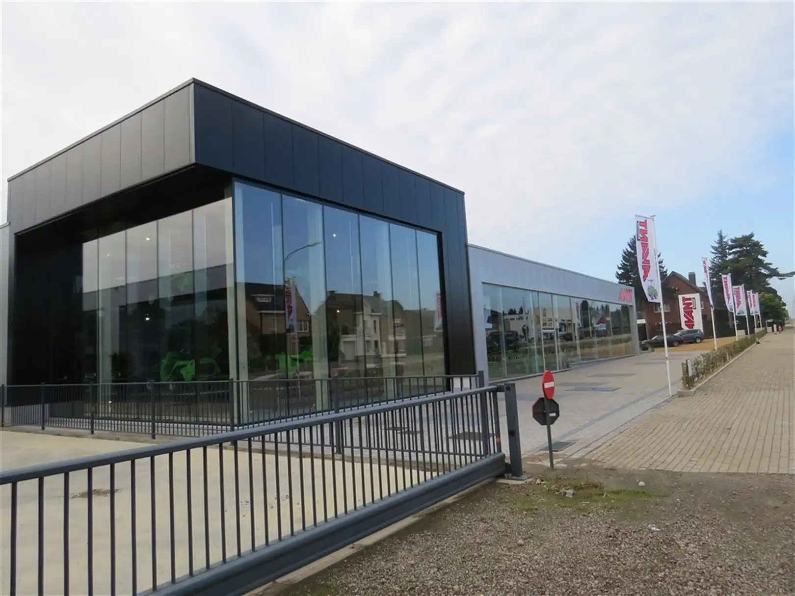 Industriële site met B2B-showroom te koop op zichtlocatie foto 2