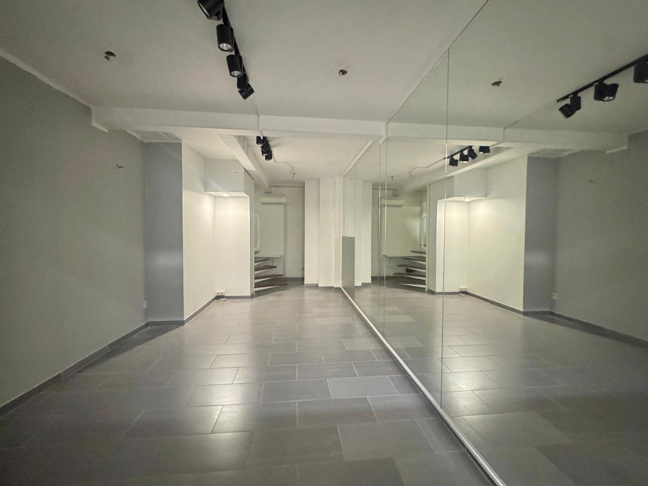 Duplex handelsruimte foto {{pictureIndex}}