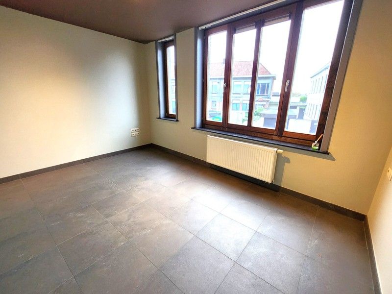 Verrassend ruime, gezellige woning met 3 slaapkamers in het centrum van Sint-Baafs-Vijve te huur! foto 8