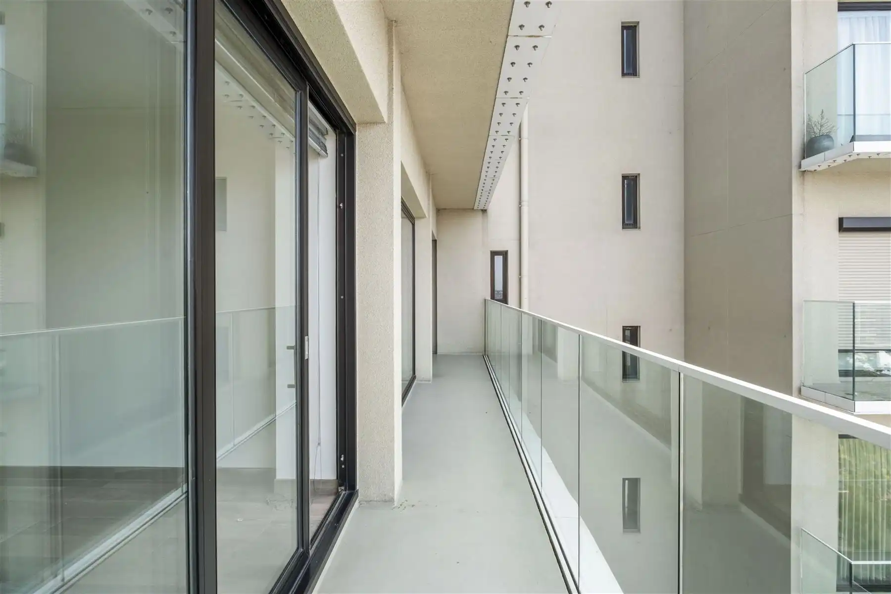 Gerenoveerd ,instapklaar appartement met garage foto 16