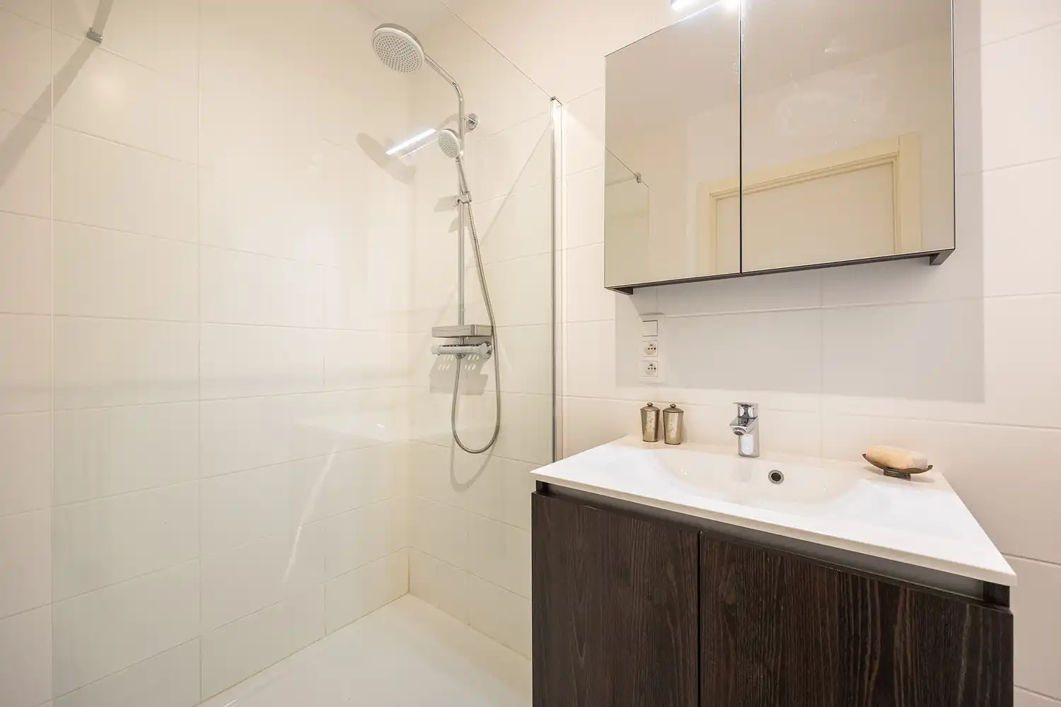 Luxueus en zorgeloos wonen op hoog niveau in de iconische Residentie Louise Marie - 2 slaapkamers en ruim terras (EPC A!) - verkoop onder het registratiestelsel! foto 27