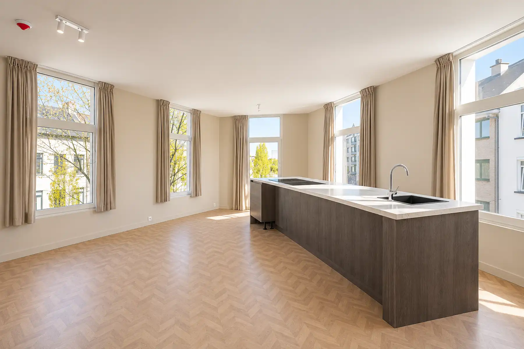 Kwalitatief gerenoveerd appartement op gegeerde locatie! foto 2