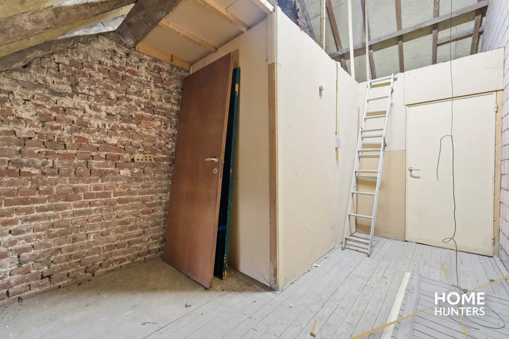 Te renoveren woning met 3 slaapkamers en ruime garage in Vlamertinge foto 12