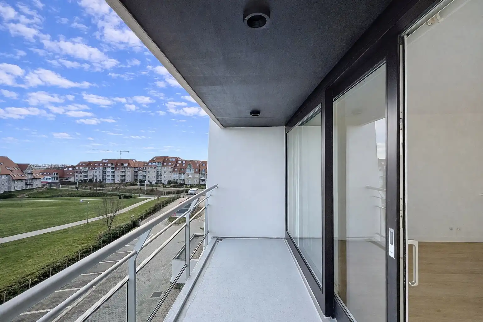 Zuid georiënteerde studio met panoramisch uitzicht op de vaargeul van Nieuwpoort foto 4