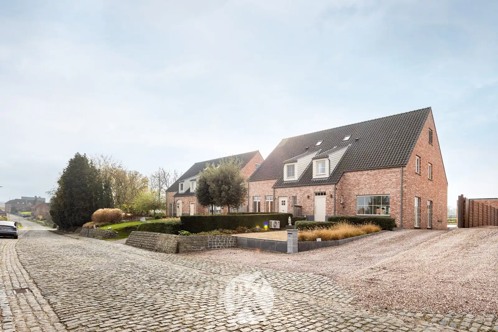 Halfopen gezinswoning in landelijke stijl foto {{pictureIndex}}