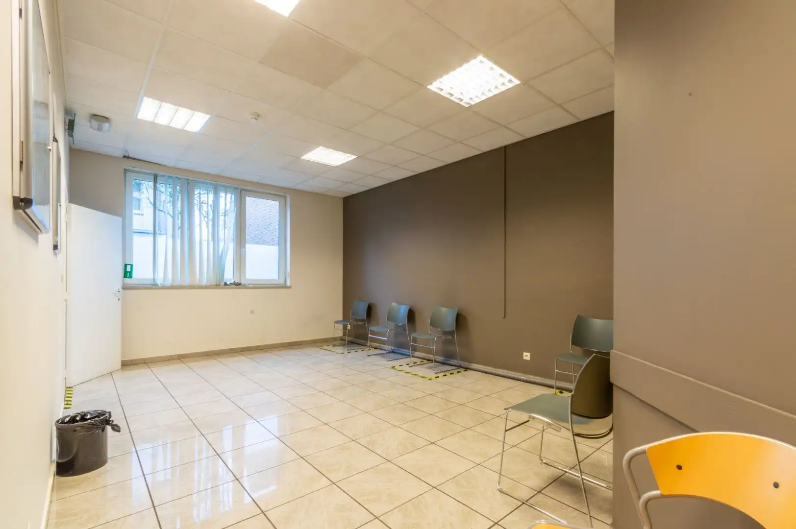 Recent en lichtrijk handels-/kantoorgelijkvloers ! (EPC: B) foto 9