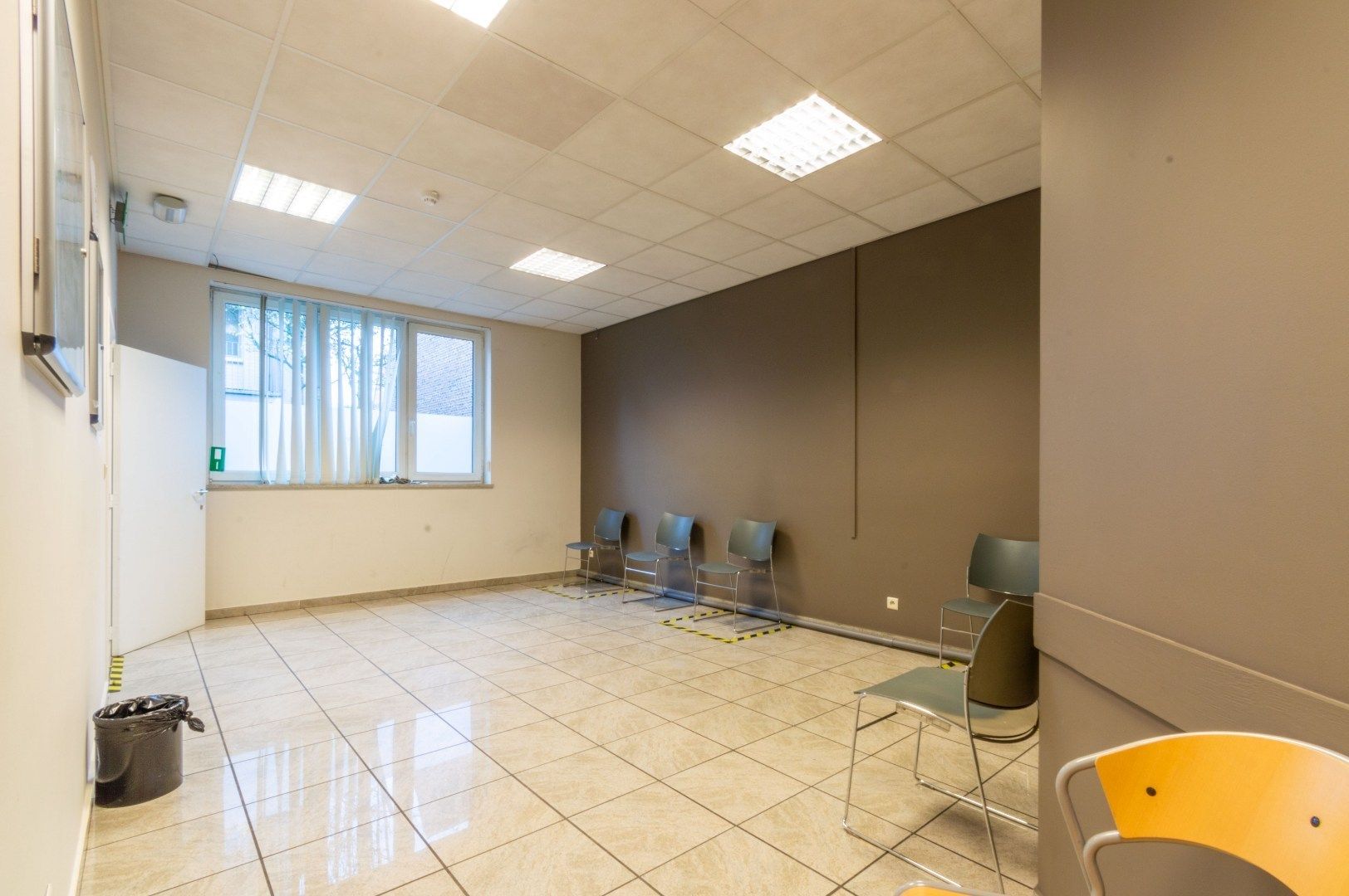 Recent en lichtrijk handels-/kantoorgelijkvloers ! foto 9