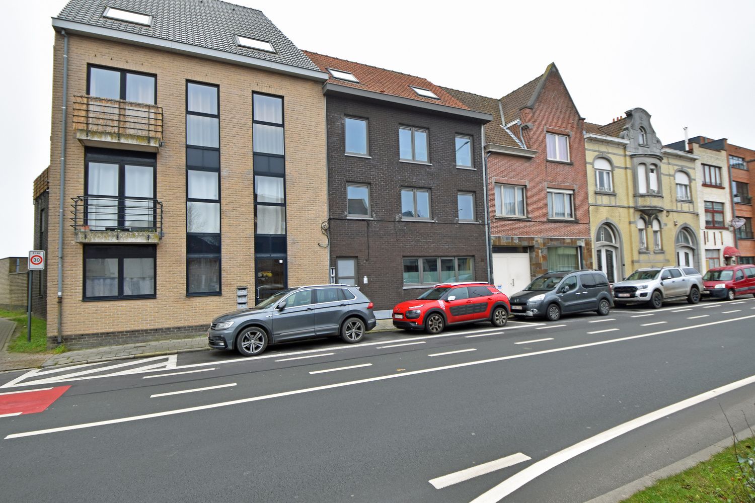 Ruime duplex met garage en terras te huur in Eeklo! foto {{pictureIndex}}