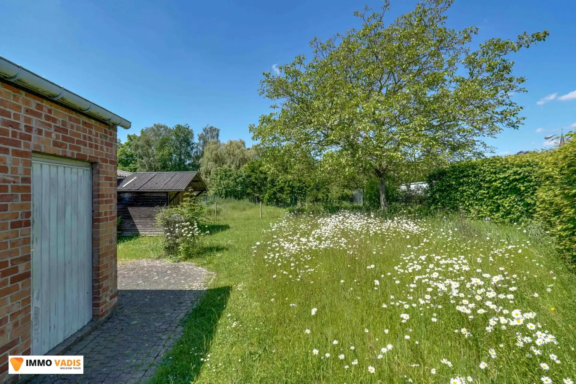 Ruime gezinswoning met 3 slaapkamers, garage en tuin foto 17