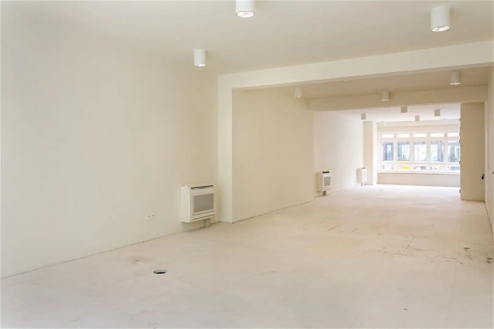 Vernieuwde gelijkvloerse kantoorruimte/showroom foto 2