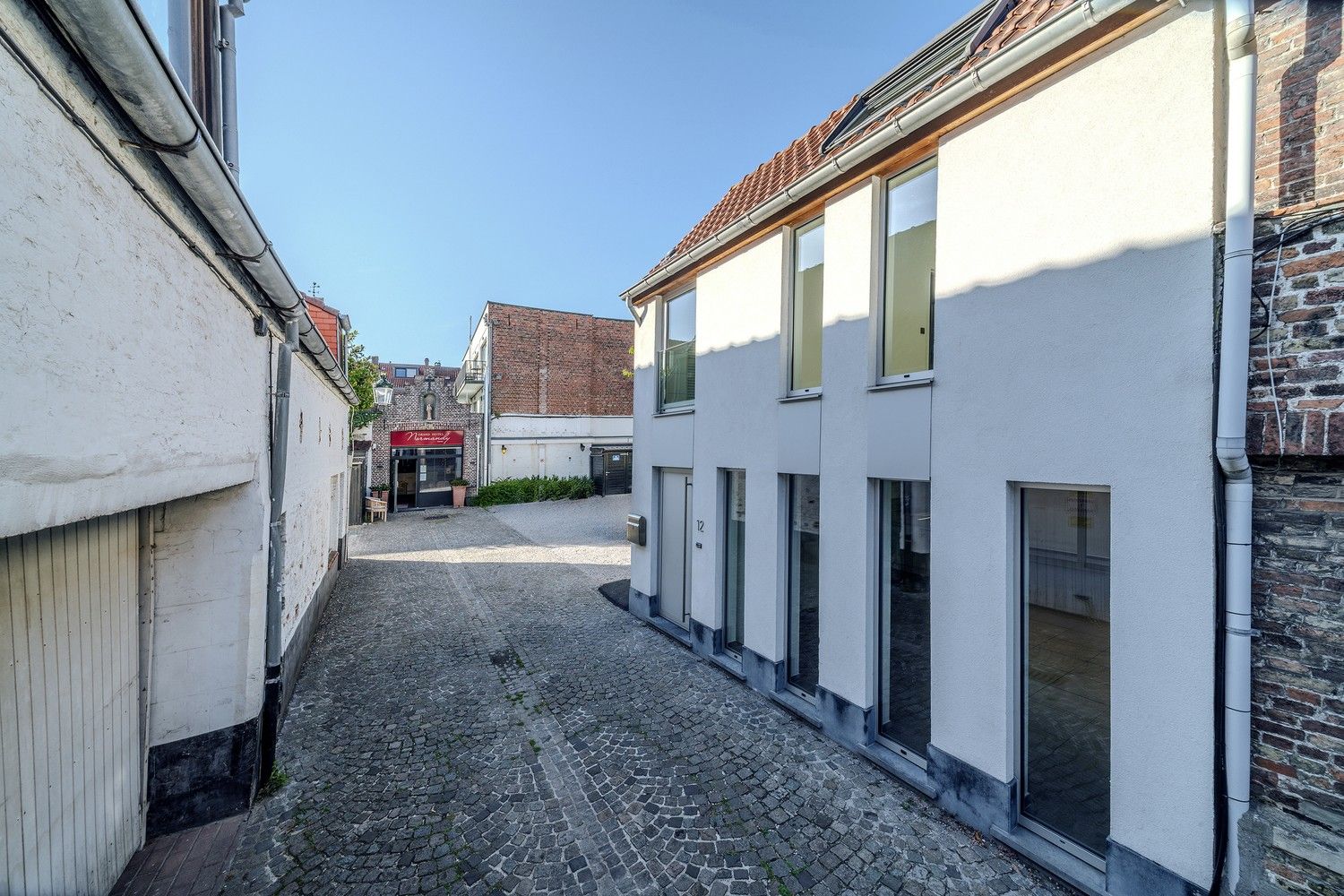 Moderne lichtrijke energiezuinige HOB-woning met koertje centrum Brugge-West, in doodlopend straatje, nabij ’t Zand, Smedenstraat, Concertgebouw en Vesten.  Werkelijk 100% instapklaar. Alle ruimtes en traphal opnieuw geschilderd.  Nieuwbouw 2011, EPC label B. Werkelijk alle winkels en openbaar vervoer in de buurt. AZ Sint-Jan op max. 10 min fietsen. Gelijkvloers met inkom en gastentoilet, living met moderne open keuken en toestellen.  Op verdieping 2 ruime slaapkamers, badkamer met toilet, lavabomeubel met spiegelkast, douche en handdoekdroger. Aparte wasplaats voor wasmachine en droogkast.  Alle nutsvoorzieningen aanwezig. Dubbel glas, aluminium ramen en schuifraam achteraan, Vaillant HR-ketel op aardgas met programmeerbare thermostaat. Proximus Fiber alsook Telenet aanwezig. Plaats voor fietsen of e-bike aan muuranker zijgevel buiten. Onmiddellijk vrij bij akte.  Ideaal voor 1 of 2 personen, ideaal voor koppel of alleenstaande,  ideaal voor studenten, ideaal voor starters of... foto 12