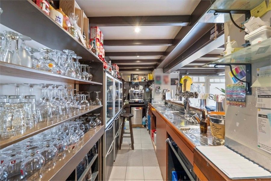 HANDELSHUIS MET PARKING OP EEN TOPLOCATIE IN LINTER foto 9