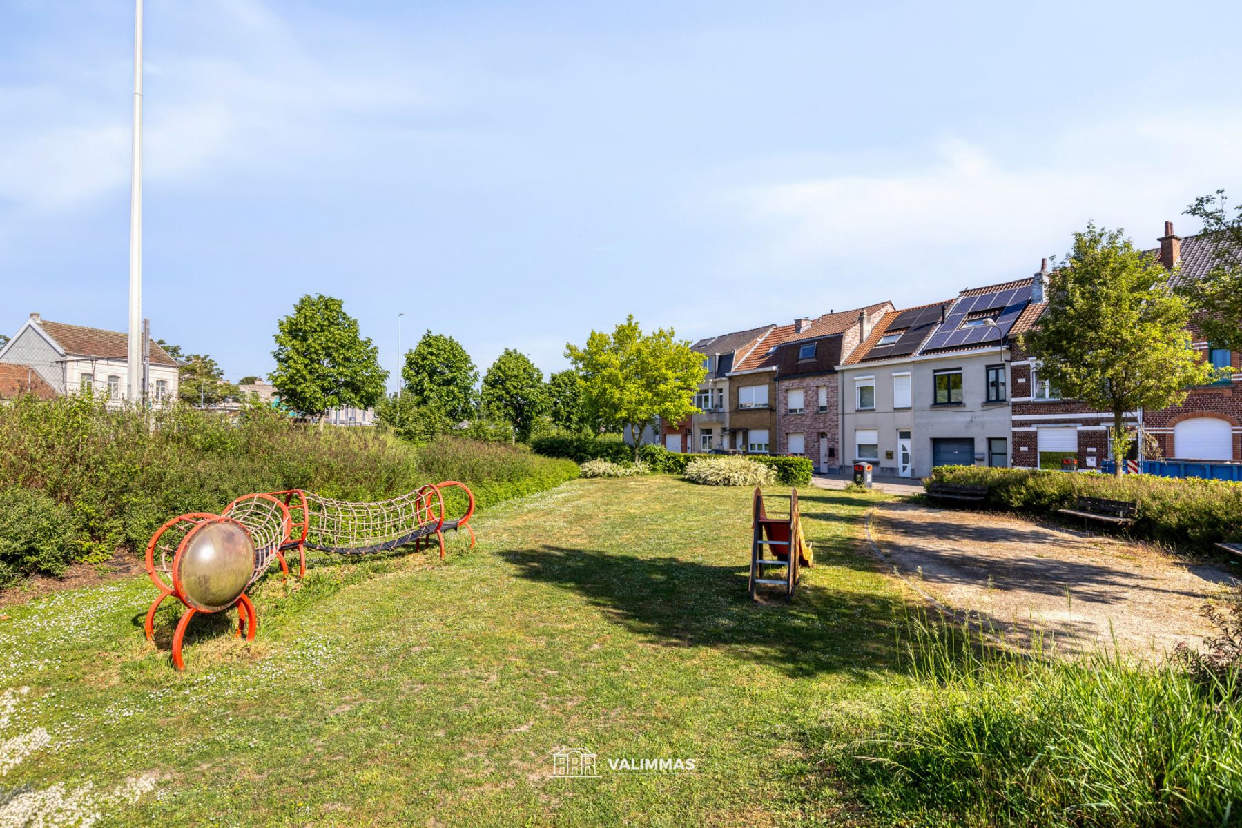 Een verzorgde, instapklare rijwoning met garage & mooie tuin foto 3