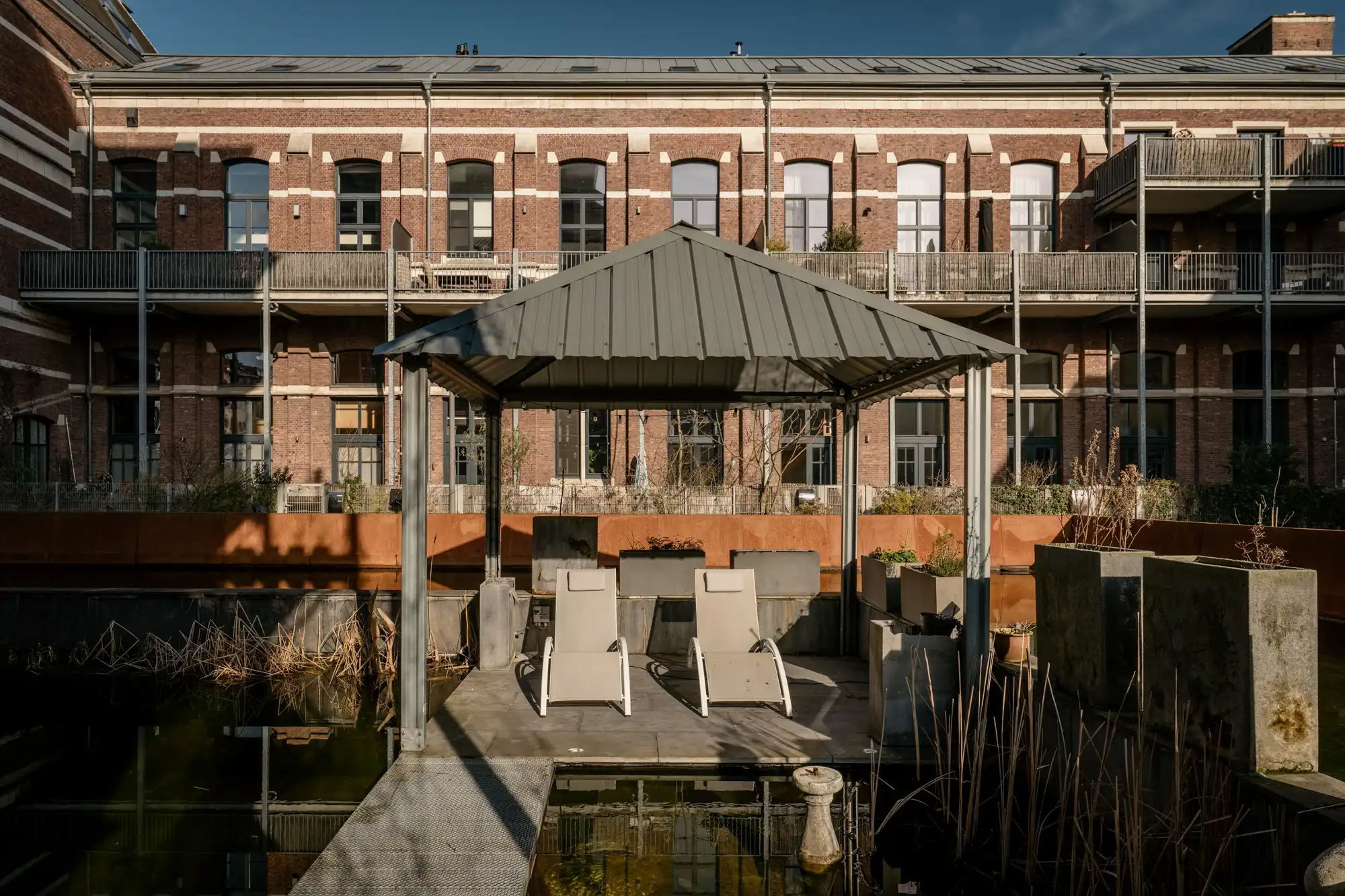 Doornroosje en Zillion in één sprookje: er was eens een appartement met een vijver in een kasteel. foto 8