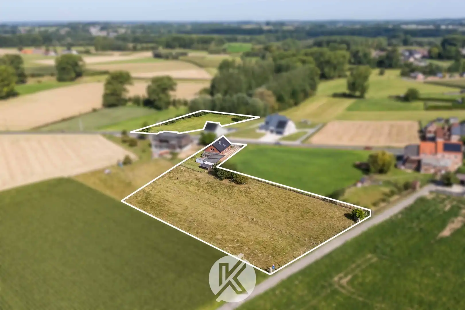 Robuuste woning met omliggende weides foto 3