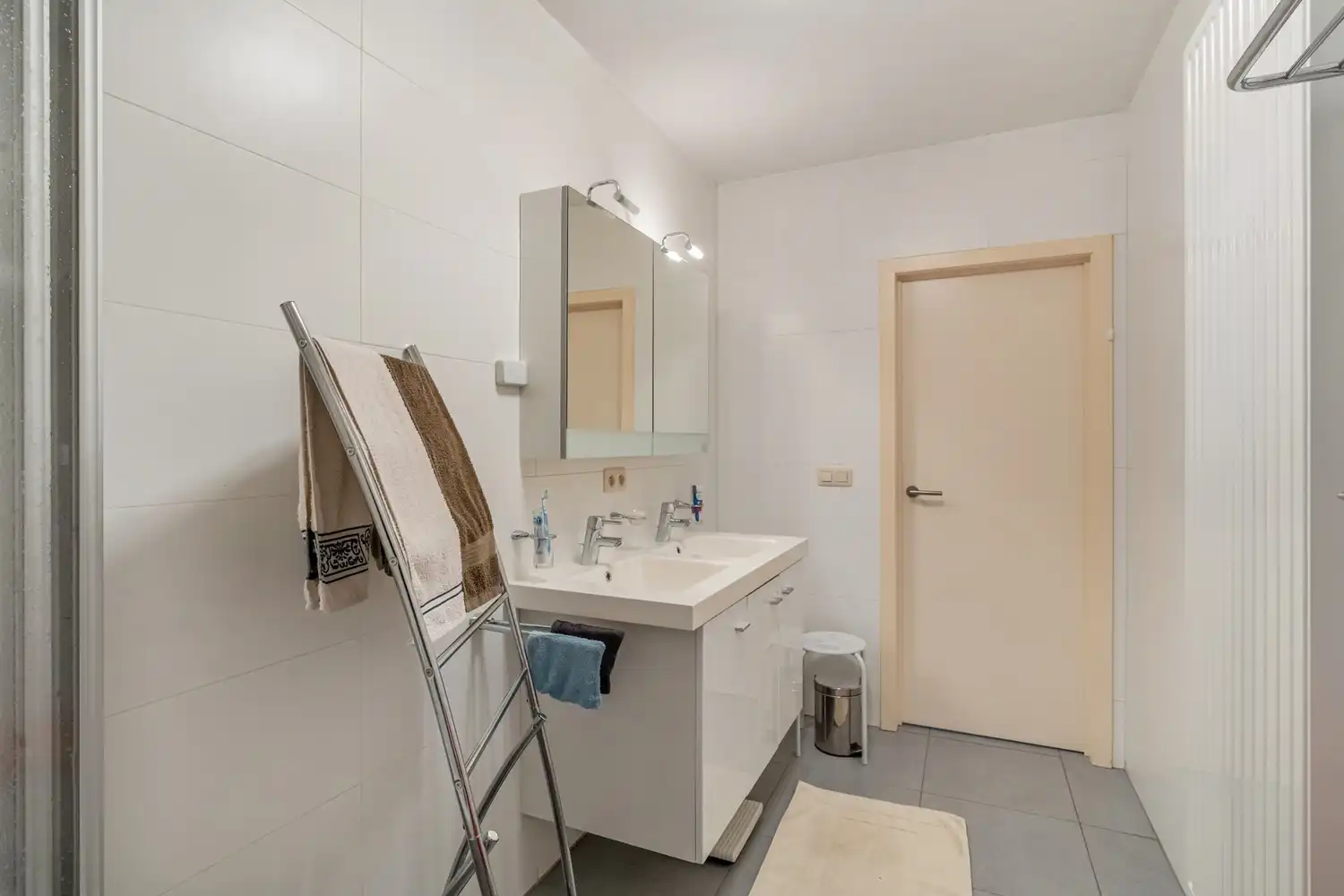 Goed onderhouden gelijkvloersappartement met 2 slaapkamers, ondergrondse autostaanplaats en kelder te Linden ! foto 12