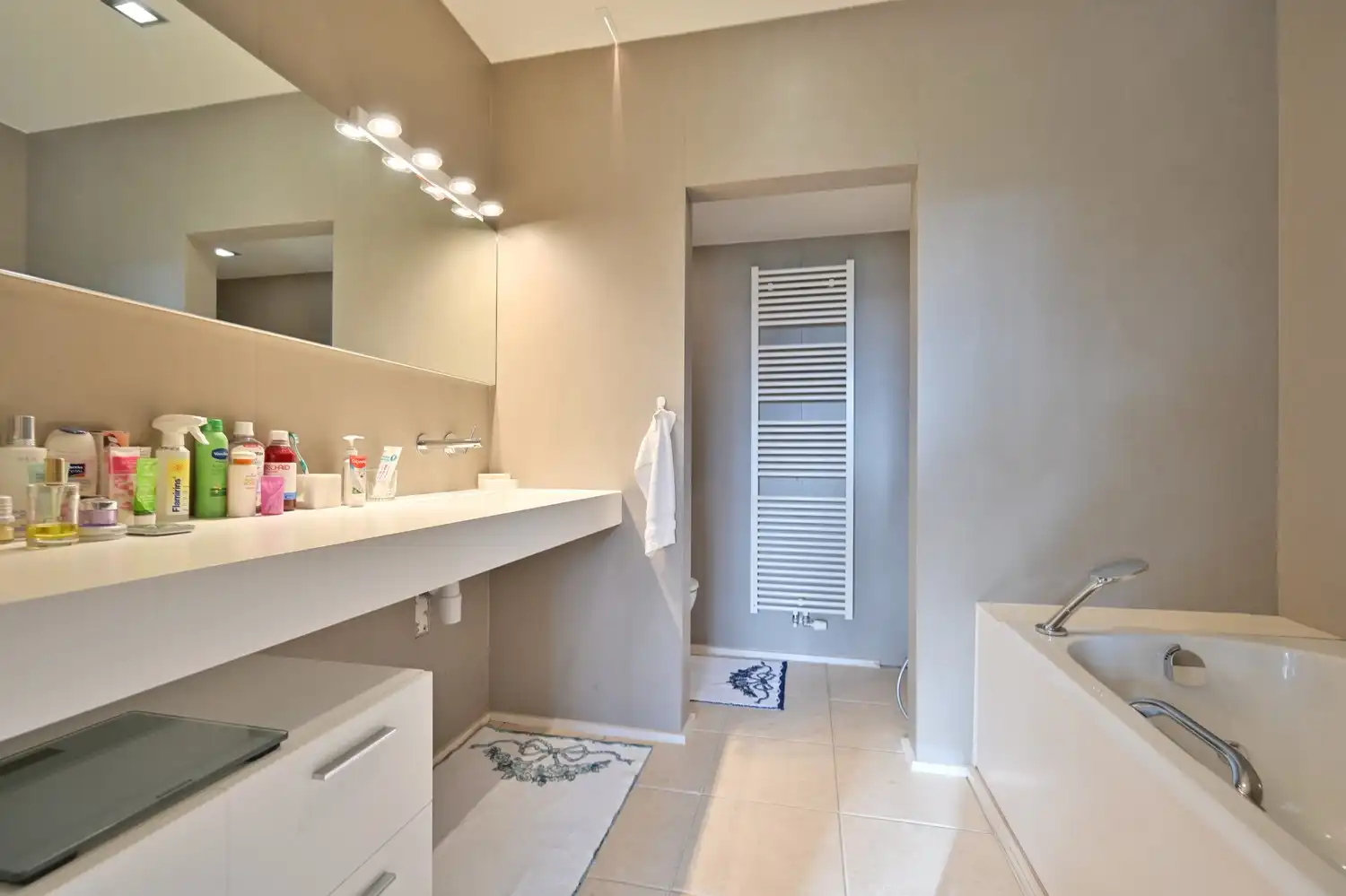 Schitterend instapklaar villa-appartement gelegen op de gelijkvloerse verdieping in een luxe residentie met binnenzwembad en gezamenlijke parktuin foto 20