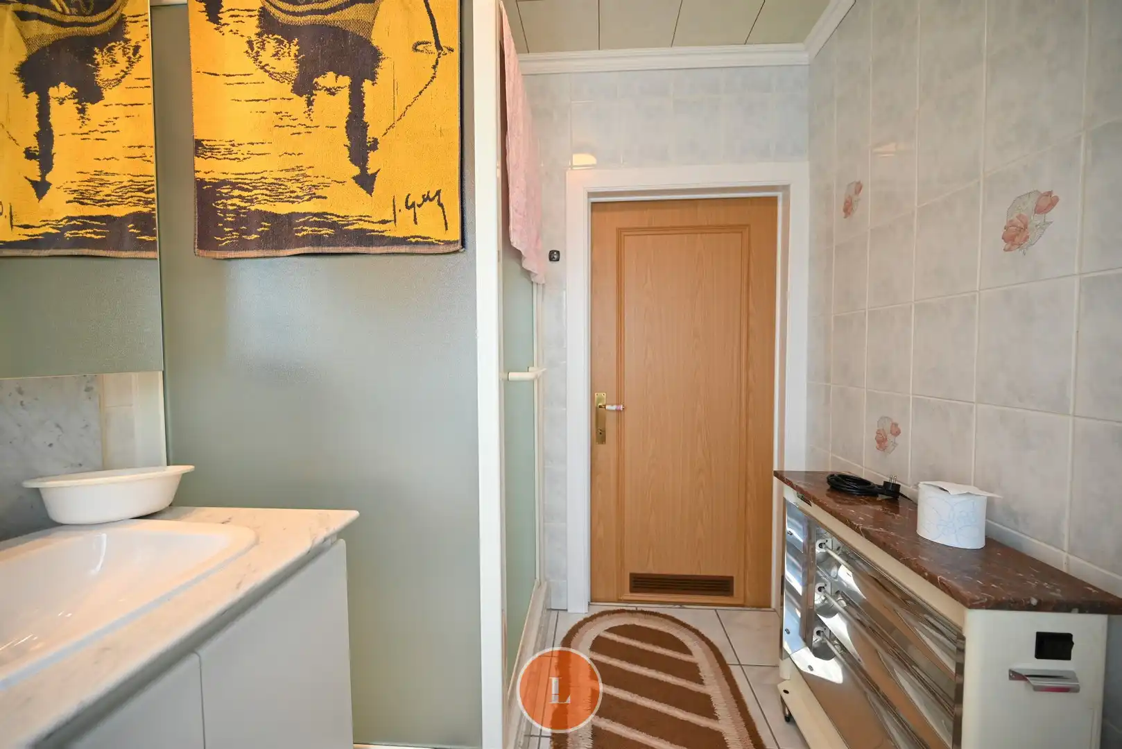 Halfopen bebouwing met garage dichtbij het centrum van Dadizele foto 8