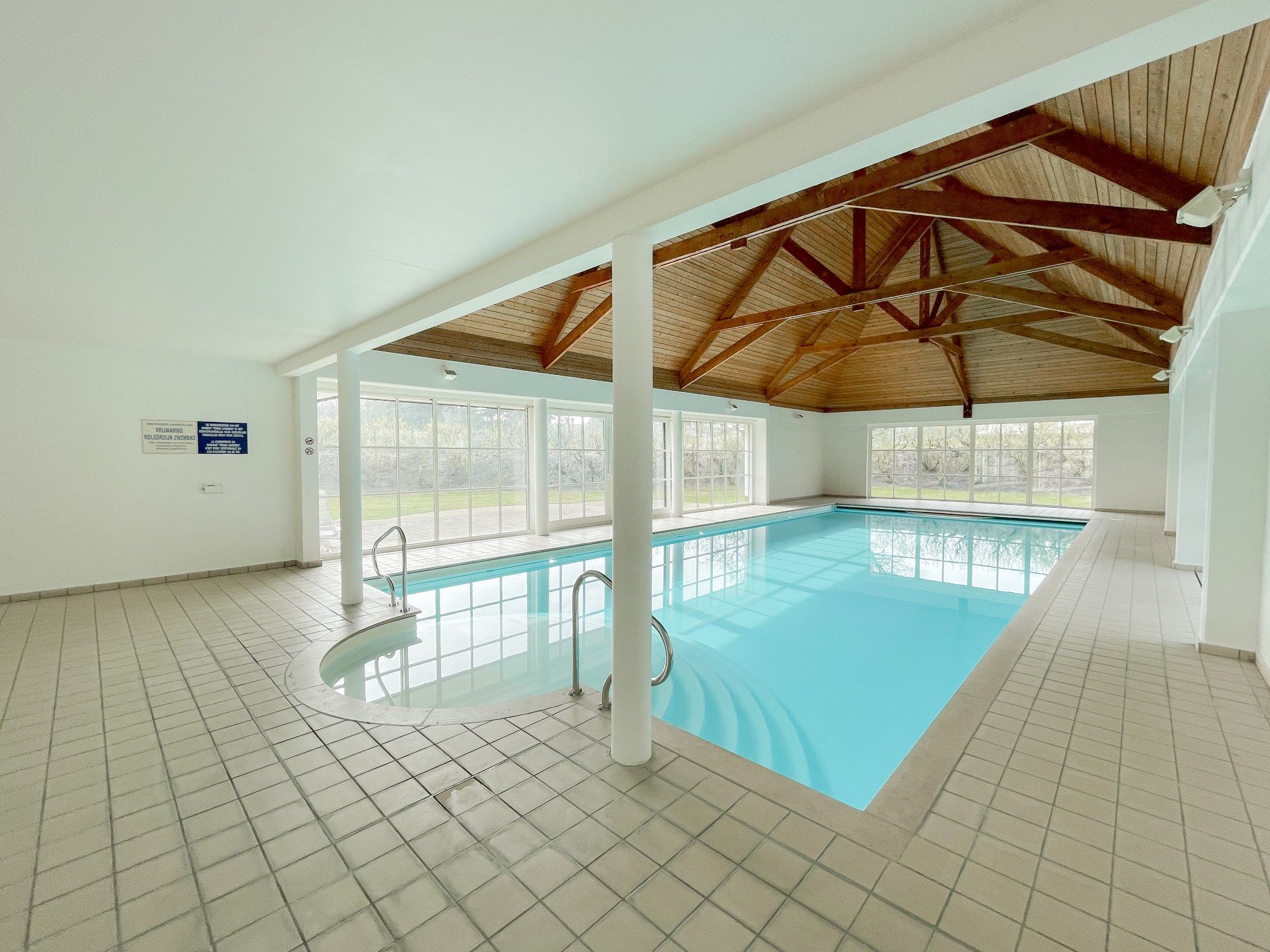 Subliem hoekappartement met ruime terrassen gelegen in het prestigieuze domein Tennis Garden. foto 31