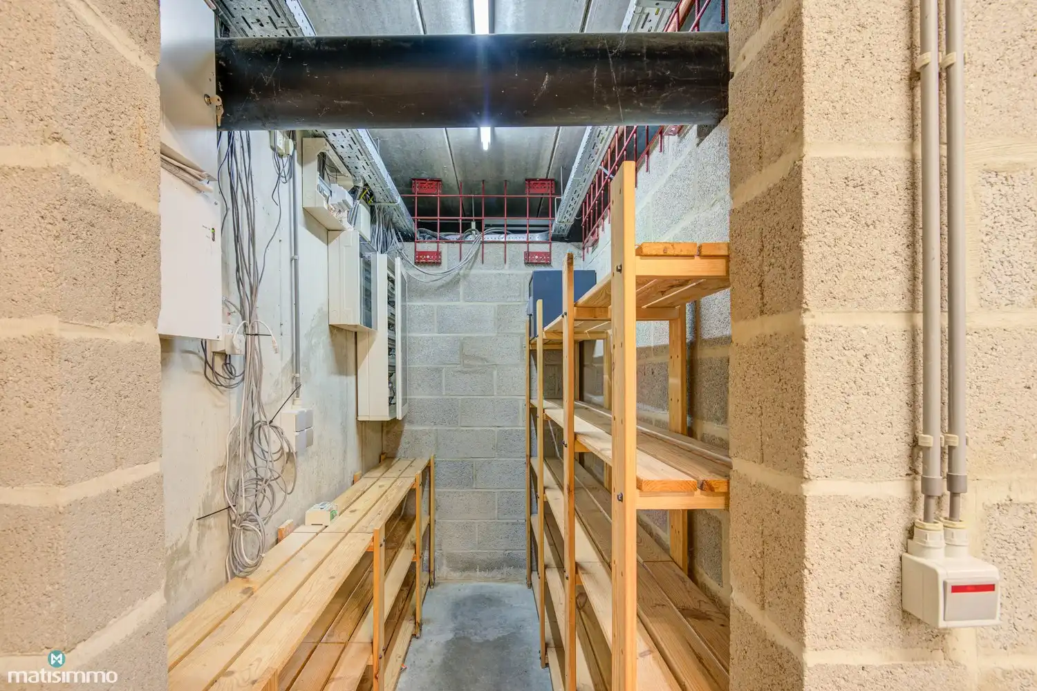 RUIM HANDELSPAND (SHOWROOM/BUREAU EN ZEER GROOT MAGAZIJN) MET VEEL MOGELIJKHEDEN TE BILZEN foto 28