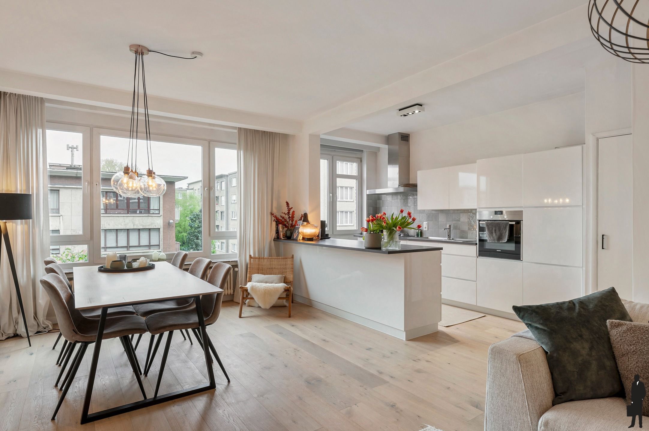Instapklaar, volledig gerenoveerd tweeslaapkamer-appartement op toplocatie! foto {{pictureIndex}}