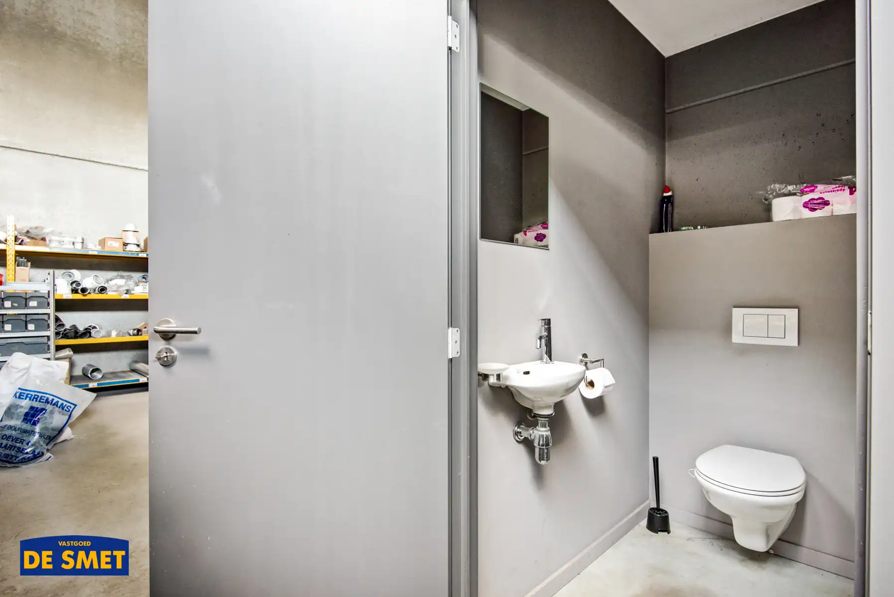 Magazijn met optie tot open bureelruimte op 1ste verdieping foto 8