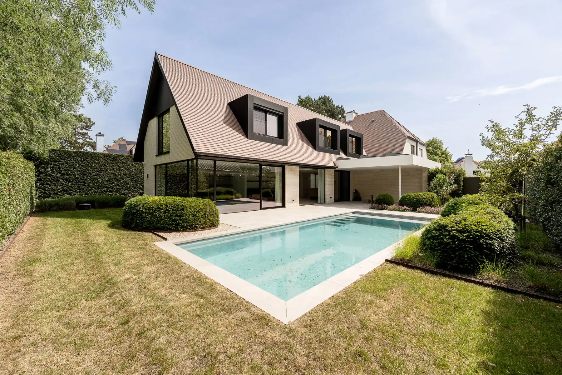 Prachtig vernieuwde villa op een rustige ligging foto {{pictureIndex}}