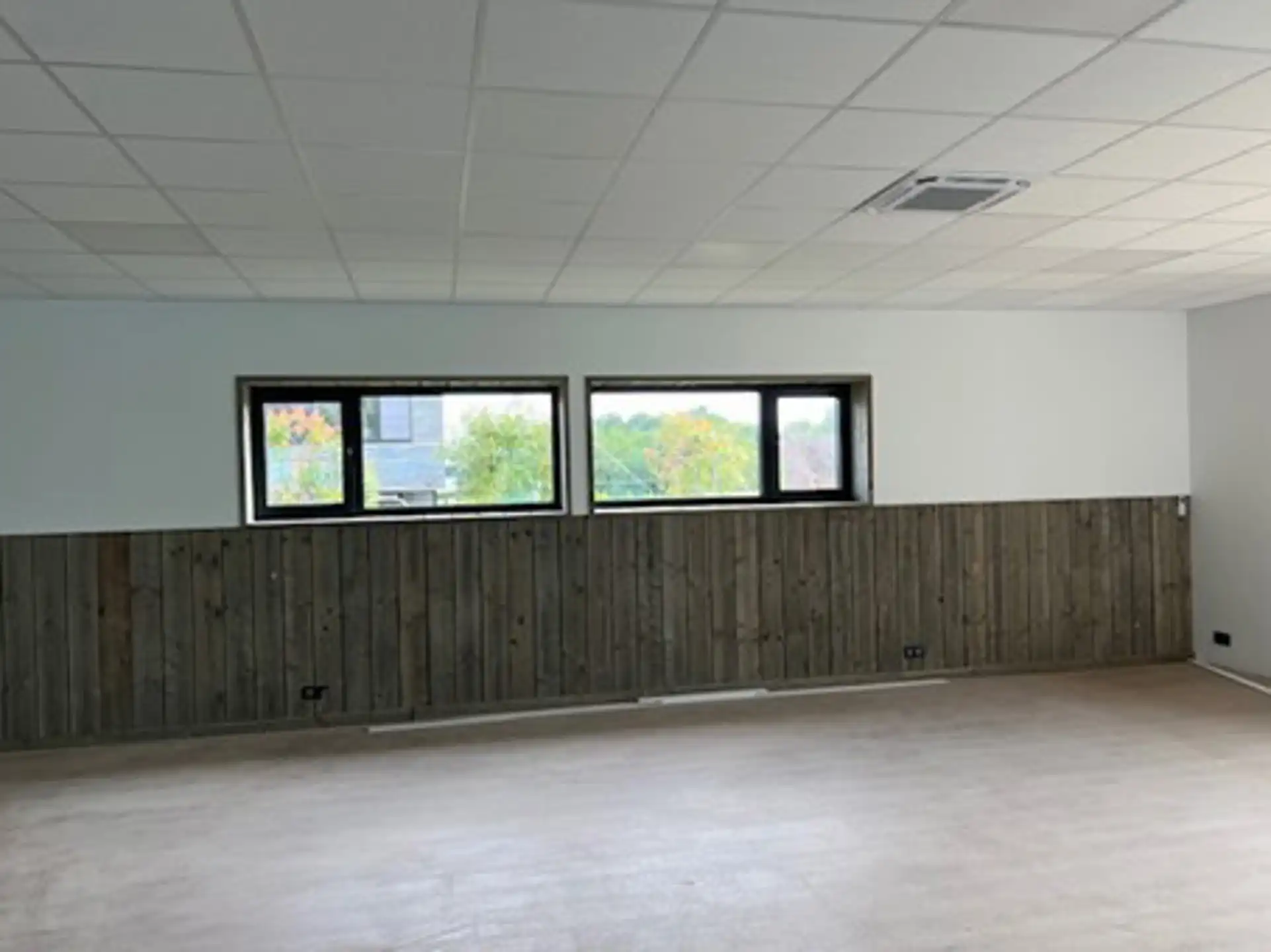 Volledig vernieuwd bedrijfsgebouw met kantoren en magazijnen foto 8