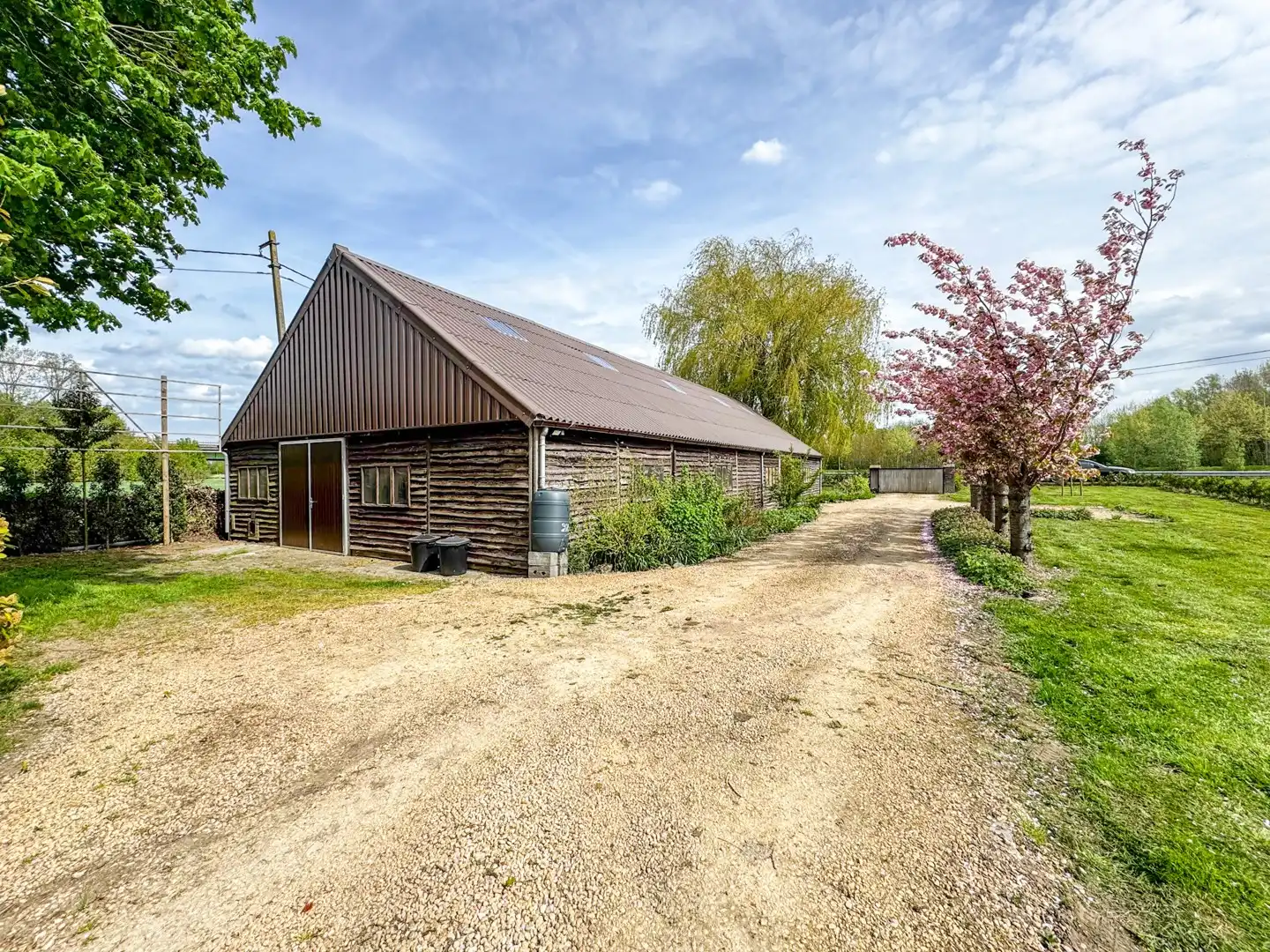 Eigendom met loods, zwembad en multifunctionele bureauruimte op een perceel van ca. 2.700 m² foto 6