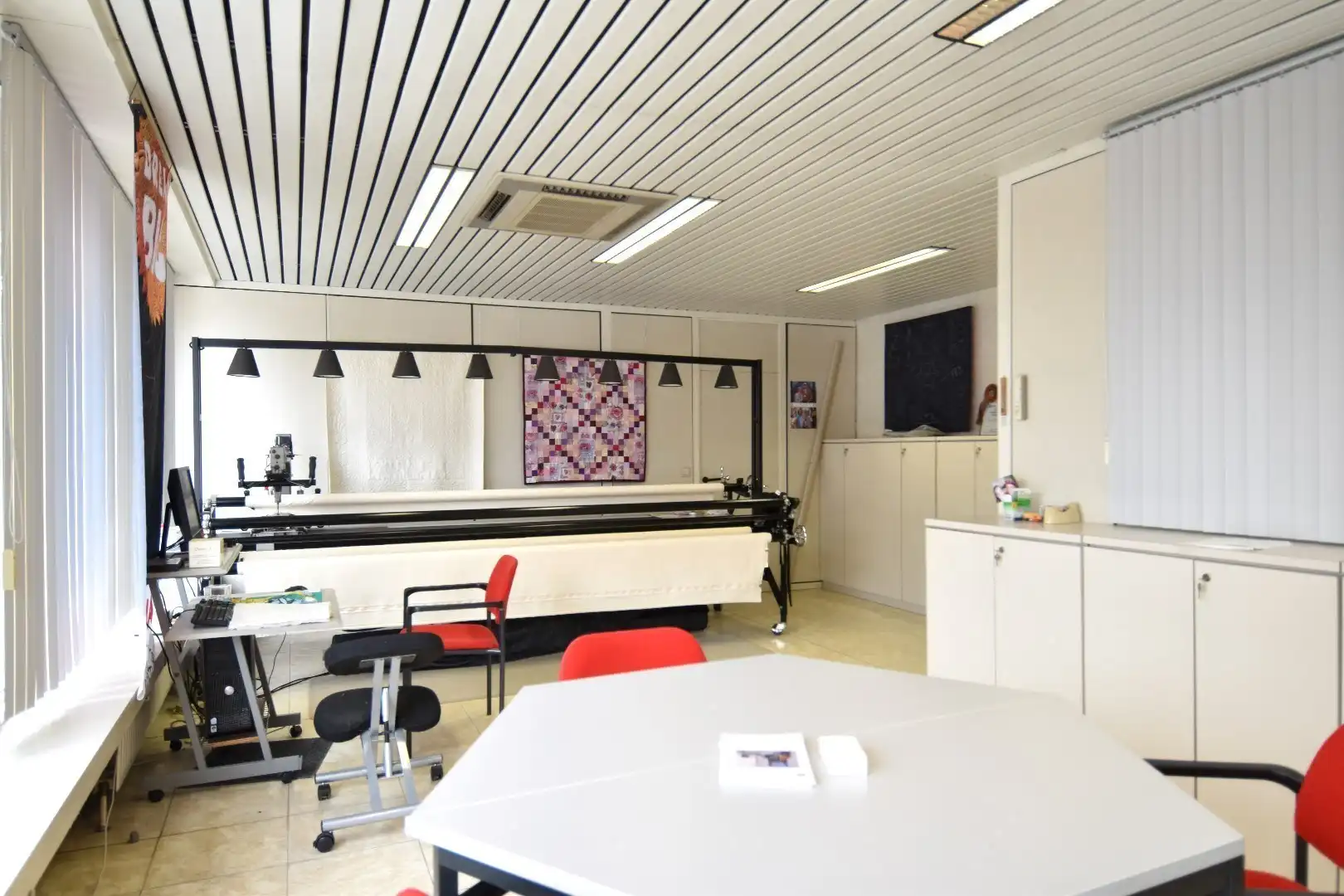 Interessante opbrengsteigendom (204m² kantoor + 3 appartementen + garages/parkings + 295m² loods) op toplocatie in Bissegem foto 10