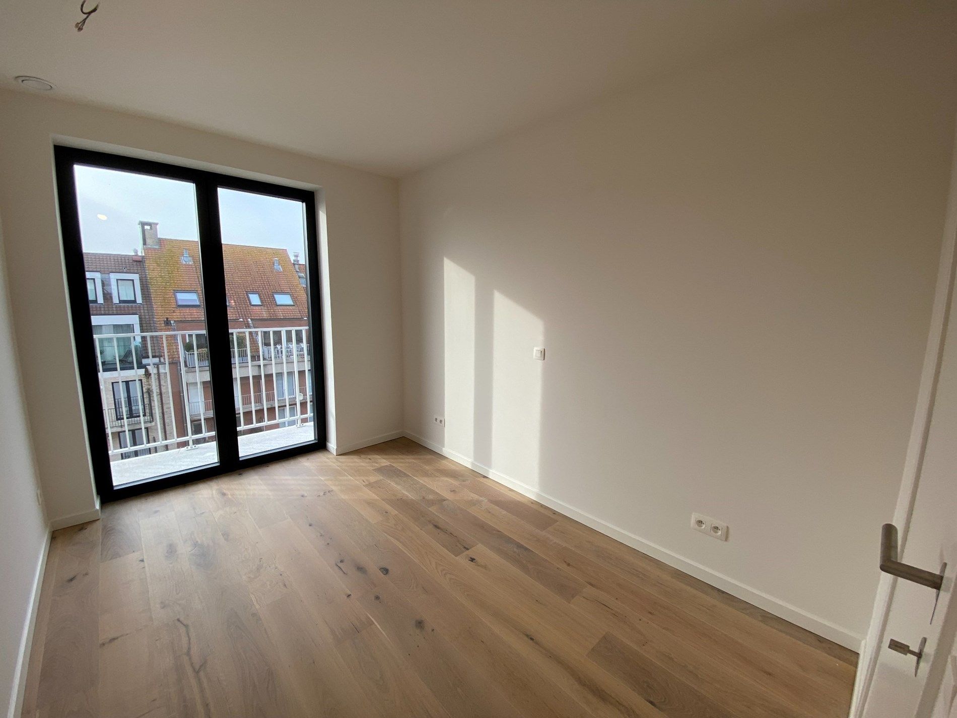 ONGEMEUBELD - Nieuwbouw appartement met 2 slaapkamers gelegen op de Lippenslaan te Knokke met een OPEN ZICHT over de GOLF!  foto 10