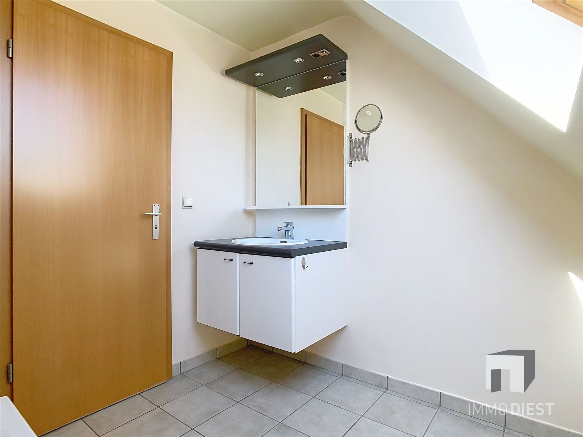 Triplex met 2 slaapkamers en inpandige garage foto 16