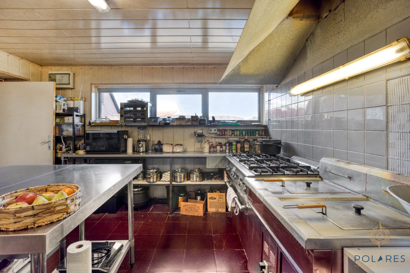 Goed gelegen taverne met woonst en grote parking foto 14