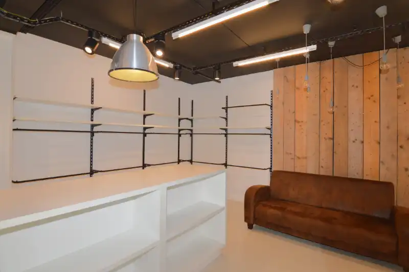 Commercieel pand op toplocatie met ruime parkeergelegenheid foto 8