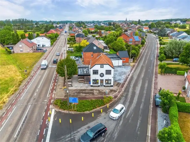INTERESSANTE OPBRENGSTEIGENDOM MET HANDELSRUIMTE EN APPARTEMENT foto 2