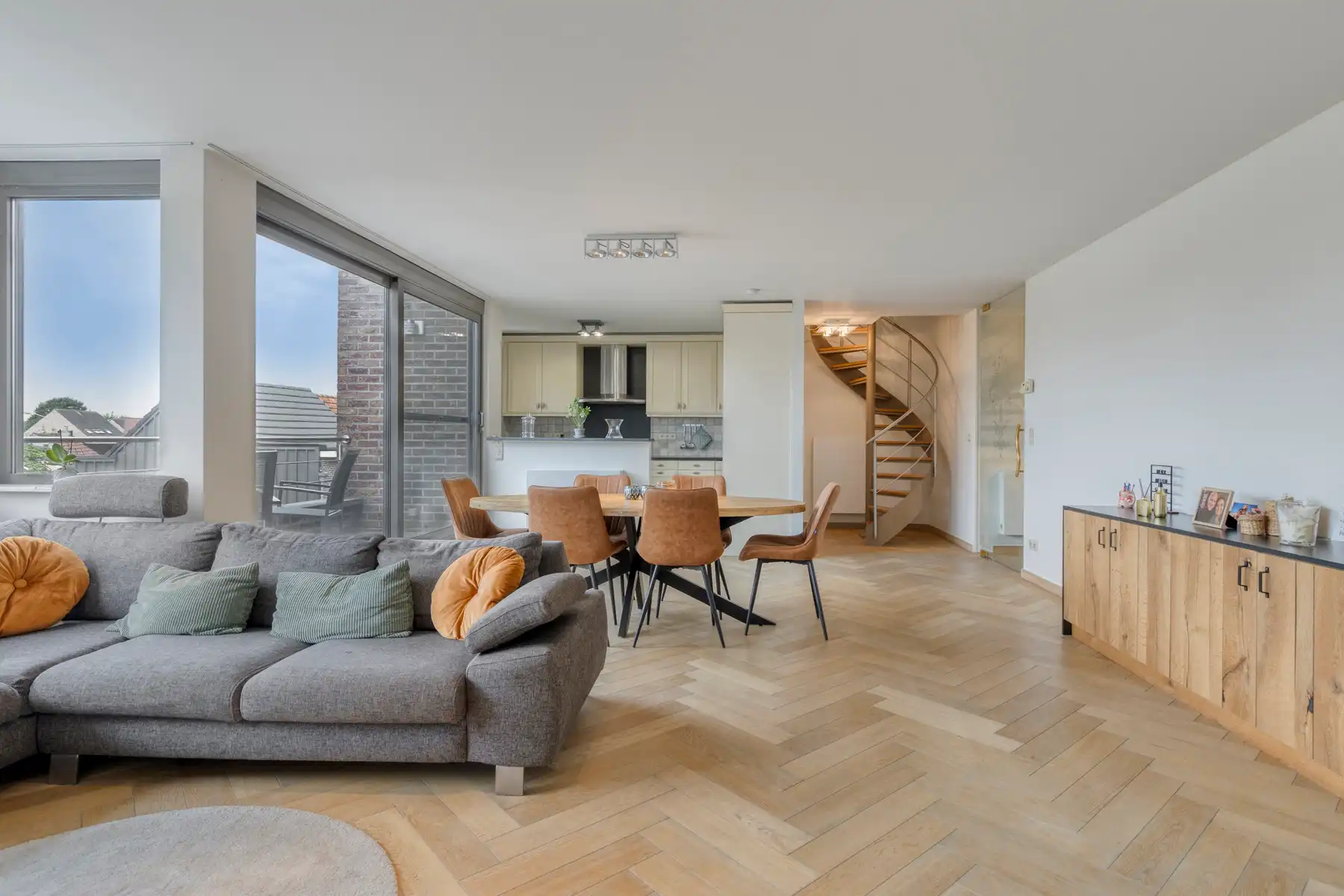 Ruim duplexappartement met 3 slaapkamers in Wommelgem. foto {{pictureIndex}}
