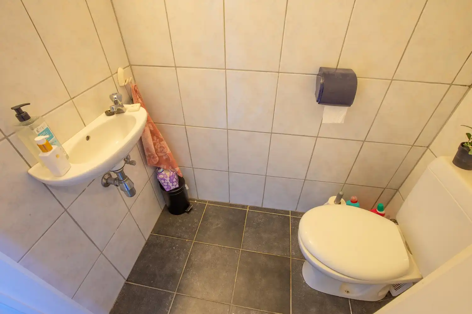 Lichtrijk gelijkvloers appartement met tuin, terras en autostaanplaats in hartje Rillaar foto 9