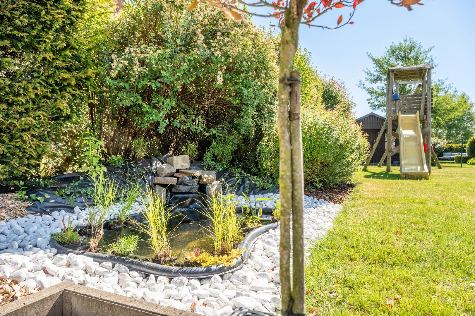 Energie efficiënte open bebouwing met grote tuin foto 5