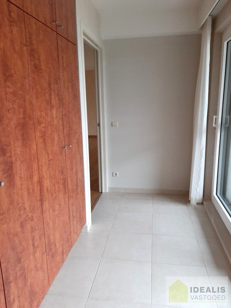 Ruim instapklaar appartement met 2 slaapkamers in hartje Neerpelt foto 3