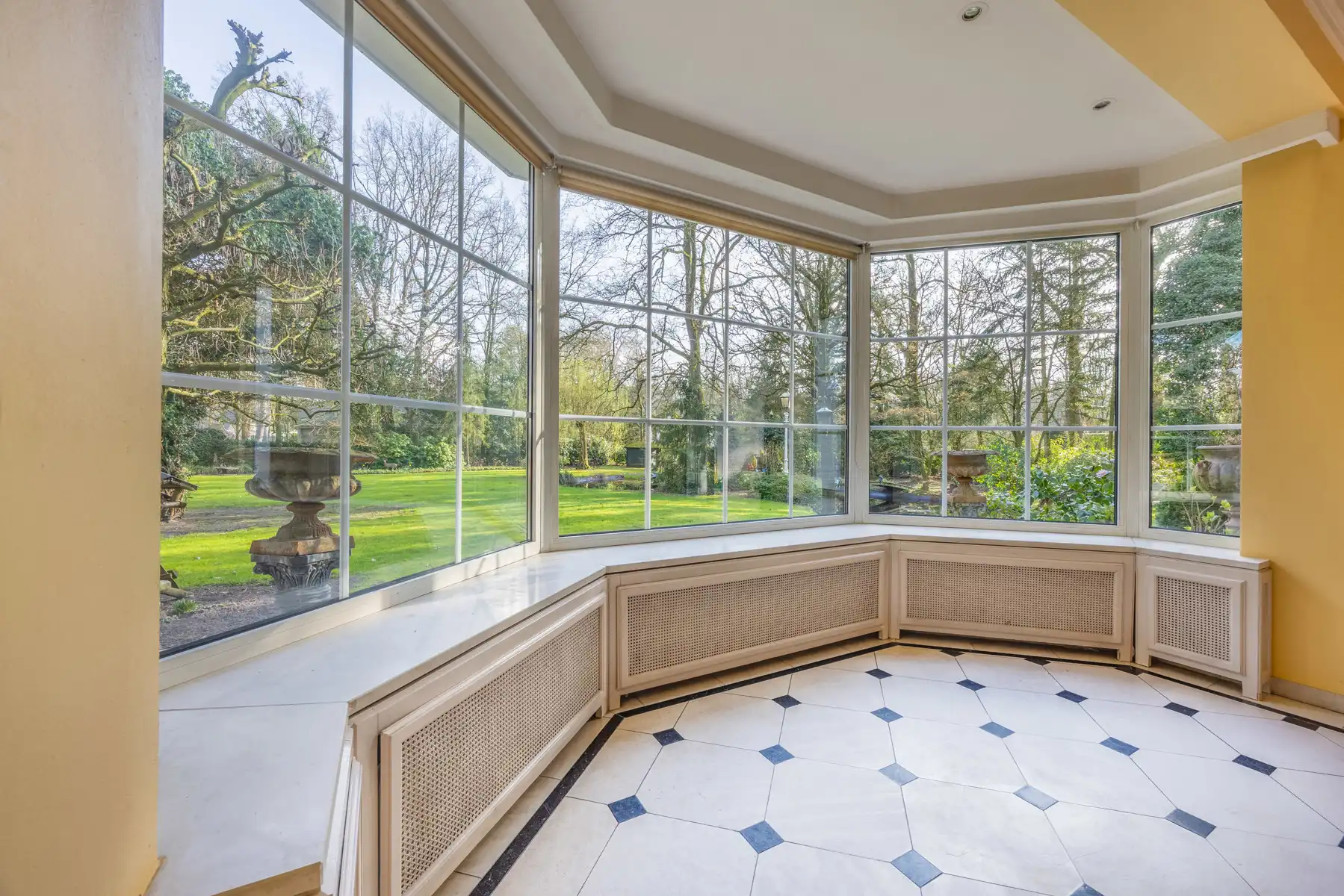 Unieke villa met 4 slpks, 3 bdks, riante garage & guesthouse foto 9