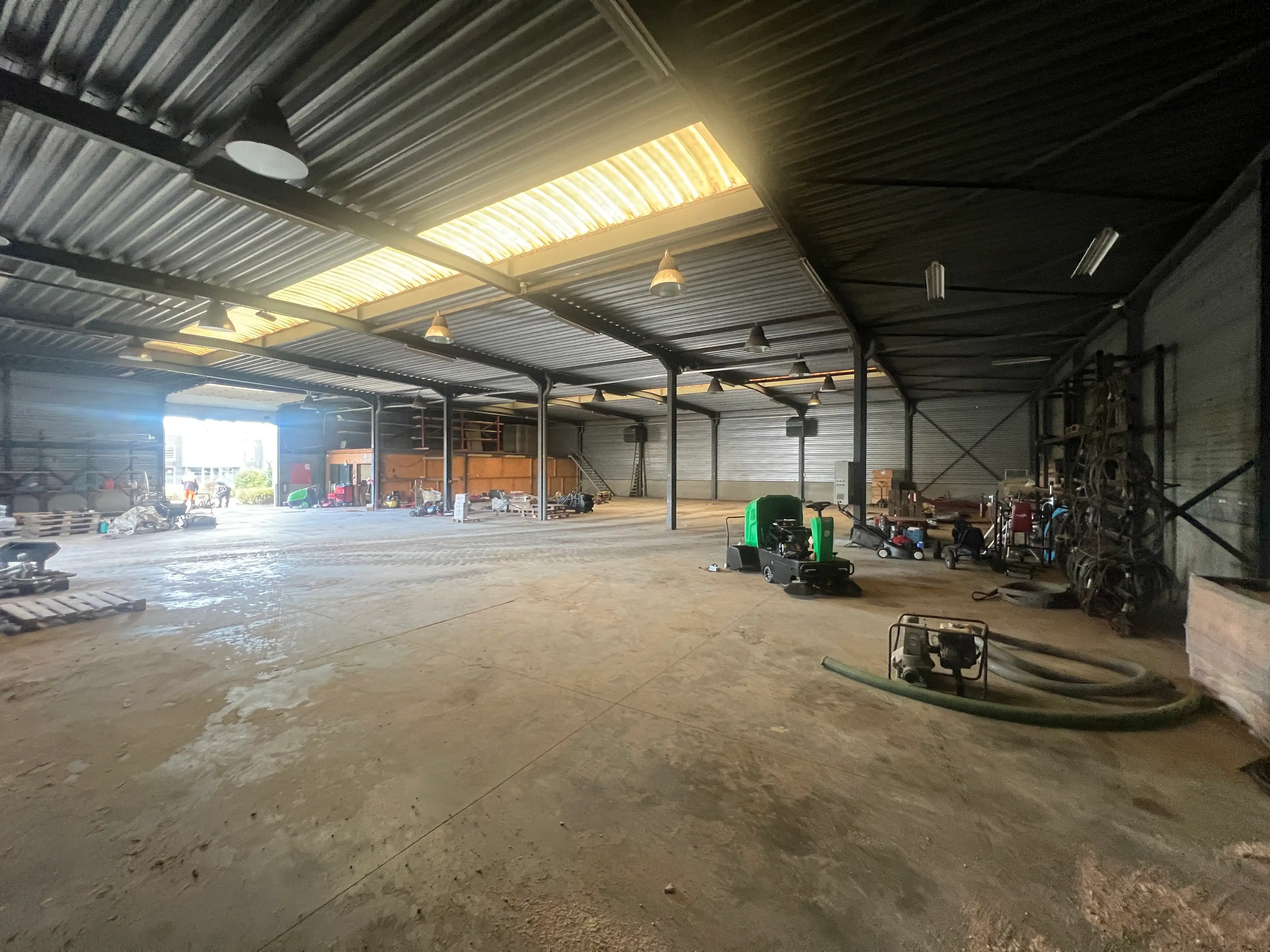 Bedrijfsgebouw te koop in Oudsbergen met buitenopslag foto 6