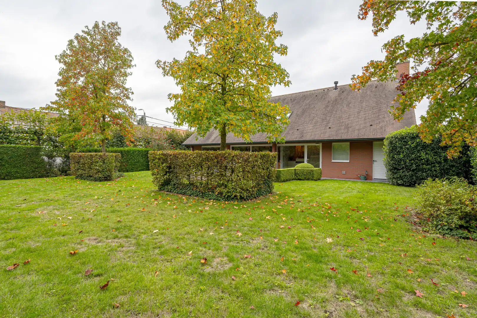 Ruime, instapklare villa met 4 slaapkamers, dubbele garage, burearuimte en aangelegde tuin op ideale ligging in Menen.  foto 26