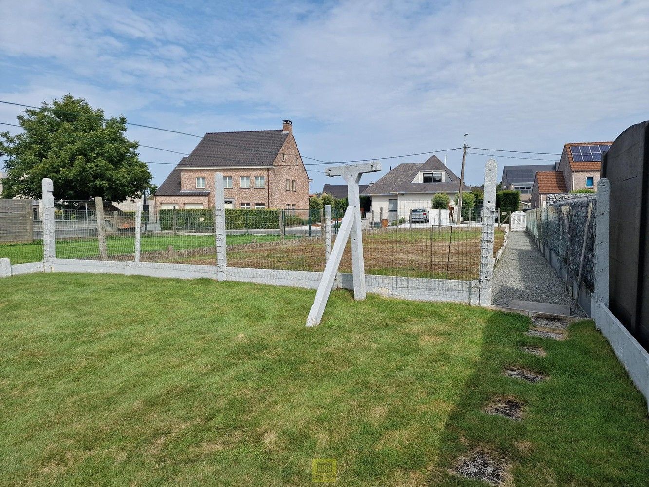 Ruime woning met achteraan gelegen perceel bouwgrond in een rustige omgeving! foto 24