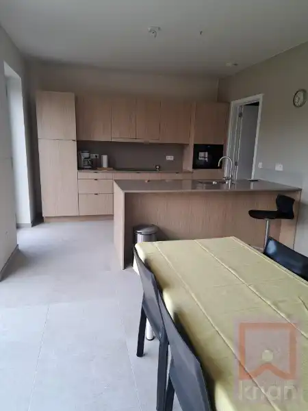 BEMEUBELDE woning met 3 slaapkamers, tuin en carport. foto 16