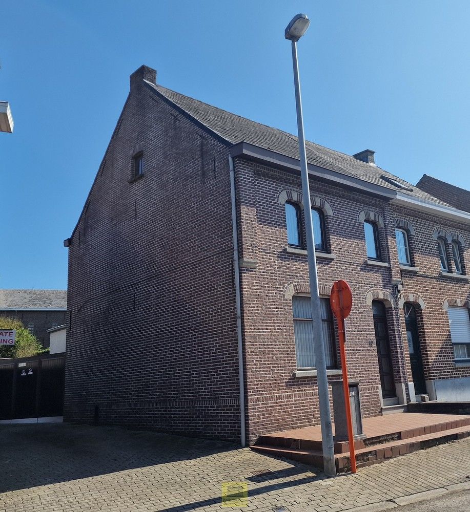 Hoofdfoto van de publicatie: Te renoveren woning met ruime tuin in het dorpscentrum van Mere!